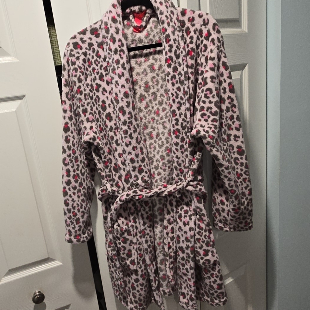 Chic Leopard Print Women's Robe - Pink and Gray With Pockets!